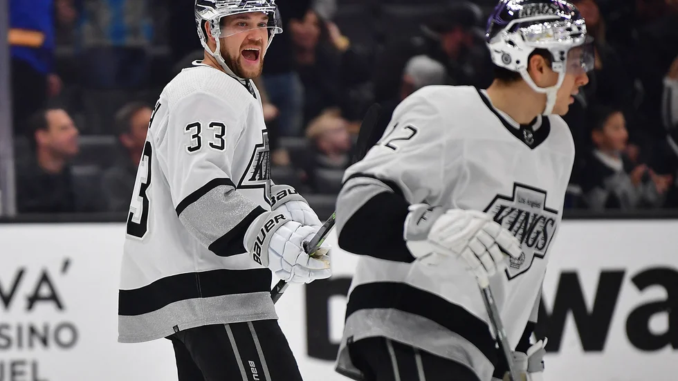Viktor Arvidsson, till vänster, stod för två av målen när Los Angeles Kings vann med 4–1 mot Winnipeg Jets.