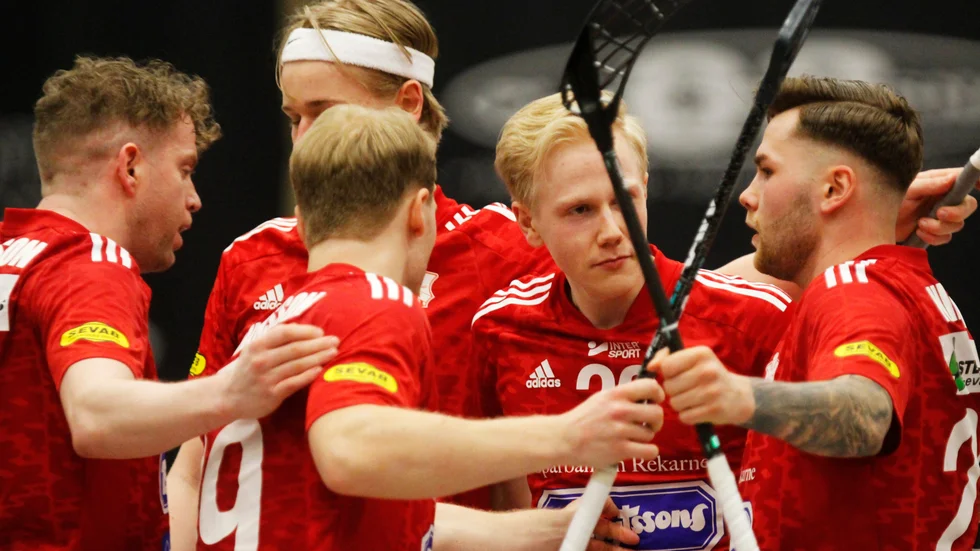 Pelle Hansson (mitten) och hans Strängnäs IBK vann lördagens tuffa bortamatch mot Partille.