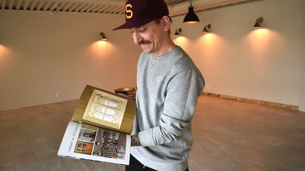 "Det ska bli jättekul att få öppna upp här, det kommer att bli riktigt fint när allt är klart", säger Stefan Stridell, säljare och marknadsansvarig, medan han visar från en katalog hur det kan se ut i ett showroom. 