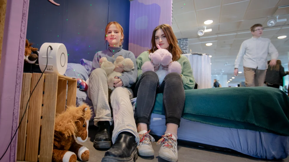 Märta Levin och Julia Almqvist har lanserat mjukisdjur som med sin tyngd har en ångestdämpande effekt. En idé de fick ur sin egna ångest över att de inte kom på en affärsidé.