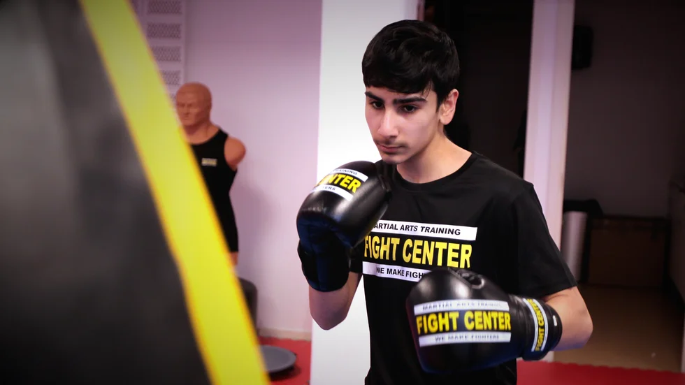 "Jag testade karate och vanlig boxning först. Men det var inte riktigt min grej", säger 14-årige thaiboxaren Montazar Altamimi.