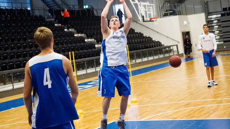 Skott. LF Basket har dragit i gång säsongen på allvar.