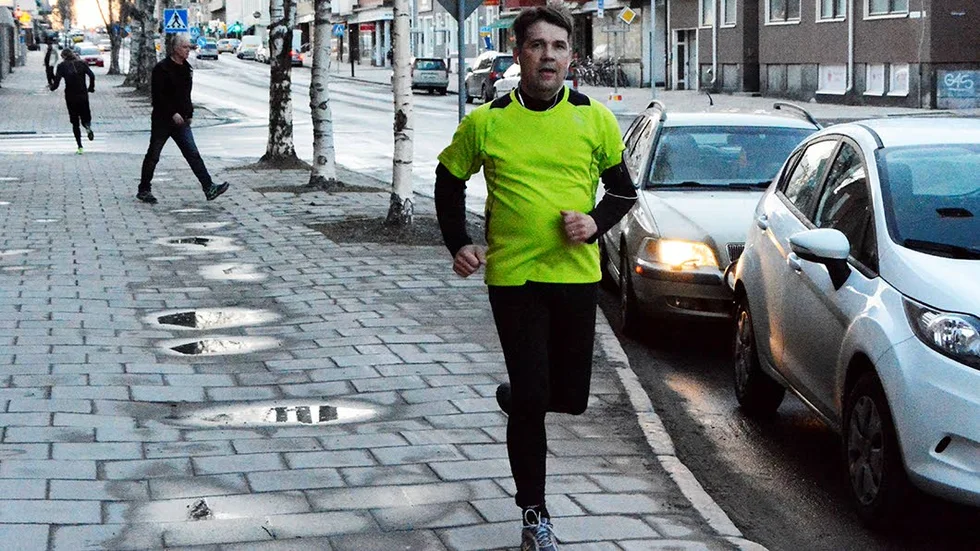 RUSNING. Leif Winza, 46, sprang in med deklarationen till Skatteverket. Han hade dock tre timmar på sig innan tiden gick ut för att lämna årets inkomstdeklaration.