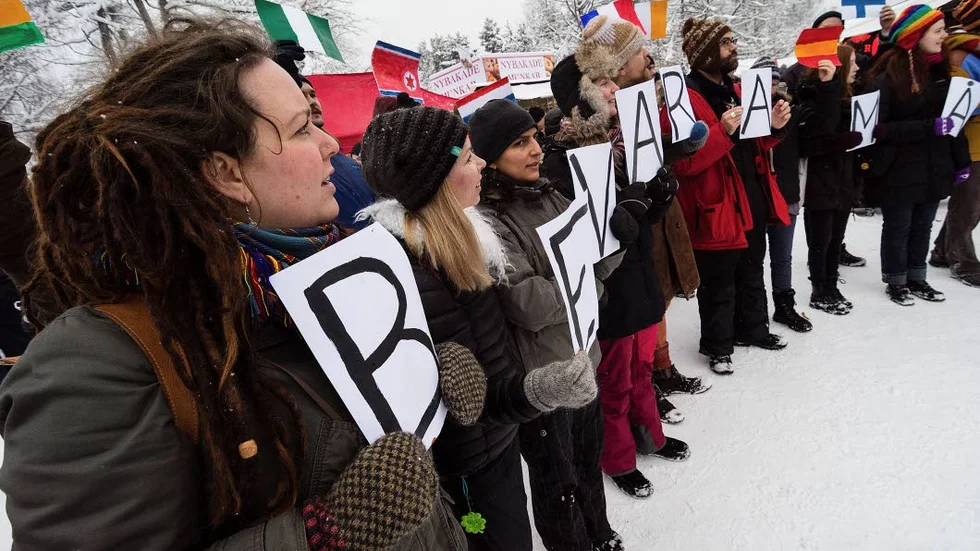 "Bevara mångfalden", var budskapet till Sverigedemokraterna. Manifestationen hölls samtidigt som Jimmie Åkesson anlände till marknadsståndet på Östra Torgatan.