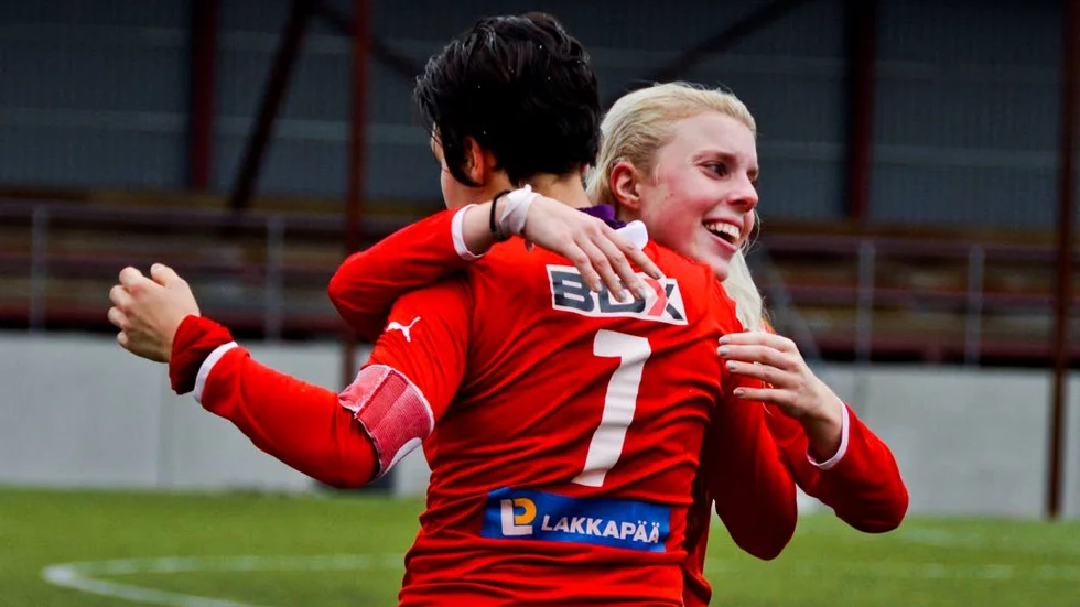 Historisk. Jennifer Lindgren kramas om av lagkaptenen Hanna Johansson (7). Lindgren blev Kiruna FF:s första målskytt i division I, målet säkrade också första segern.