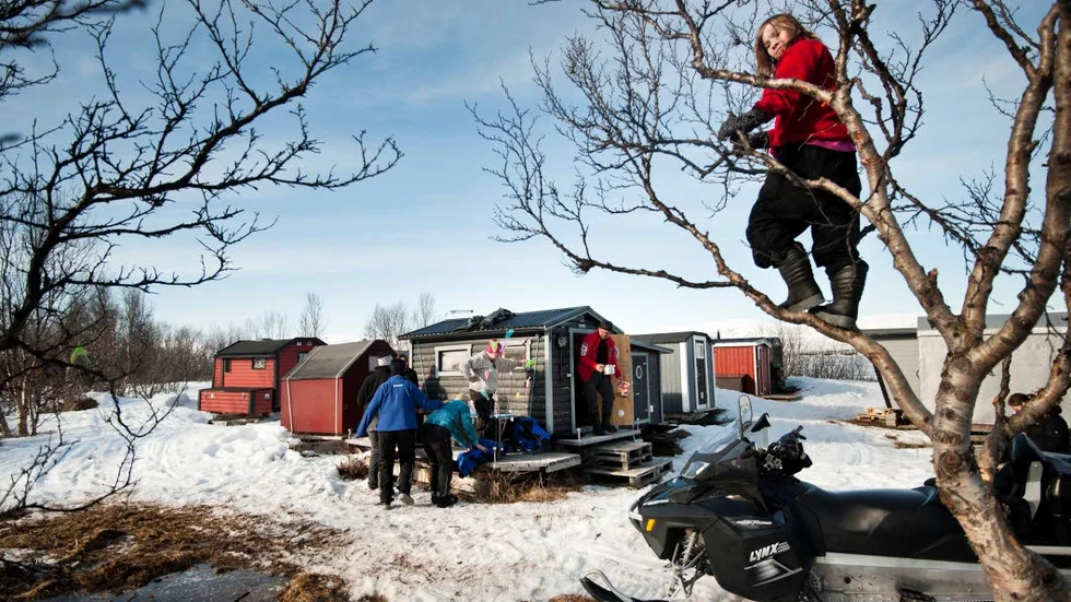 Det är påskdag och mormor och moster är på besök i arken hos familjen Olla-Sandgren. "Det som är roligt med att barnen växer upp i det här är att till och med våran äldsta som har fyllt arton inte kan tänka sig att stanna hemma när vi åker utan hon vill med, säger Malin Sandgren-Olla. I förgrunden Fanny Sandgren.