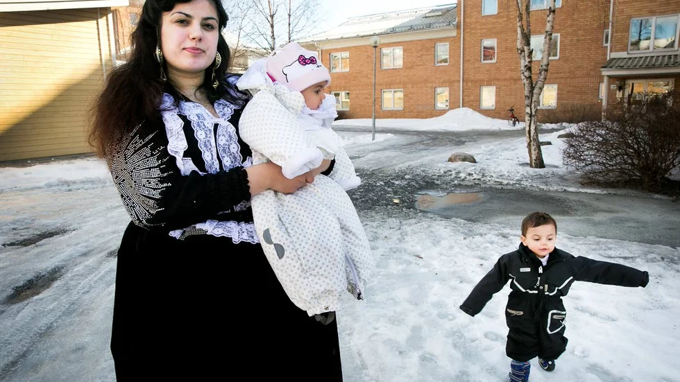 xxx. Regina Långström bor hos sina svärföräldrar tillsammans med barnen Samira och Benjamin. Det är en jobbig situation både för henne och den äldre generationen.