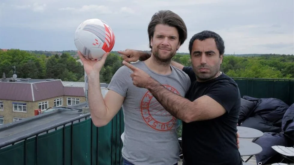 I april dyker Peter Magnusson och Özz Nujen upp tillsammans i filmen 10 000 timmar.