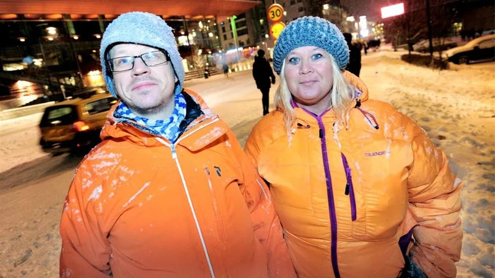 Luleåborna Claes Larsson och Annika Andersson Rönnqvist följde nyårsraketerna från Norra hamn, - Ja det här var enormt mäktigt konstaterar Claes Larsson synd att det vara så kort tid bara, man vill se mer.