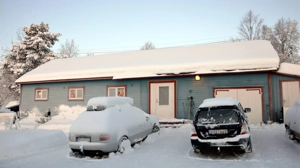 Ett kulturminnesmärkt uthus på 120 kvadratmeter med snickarboda, gästrum och garage tillhör gården.
