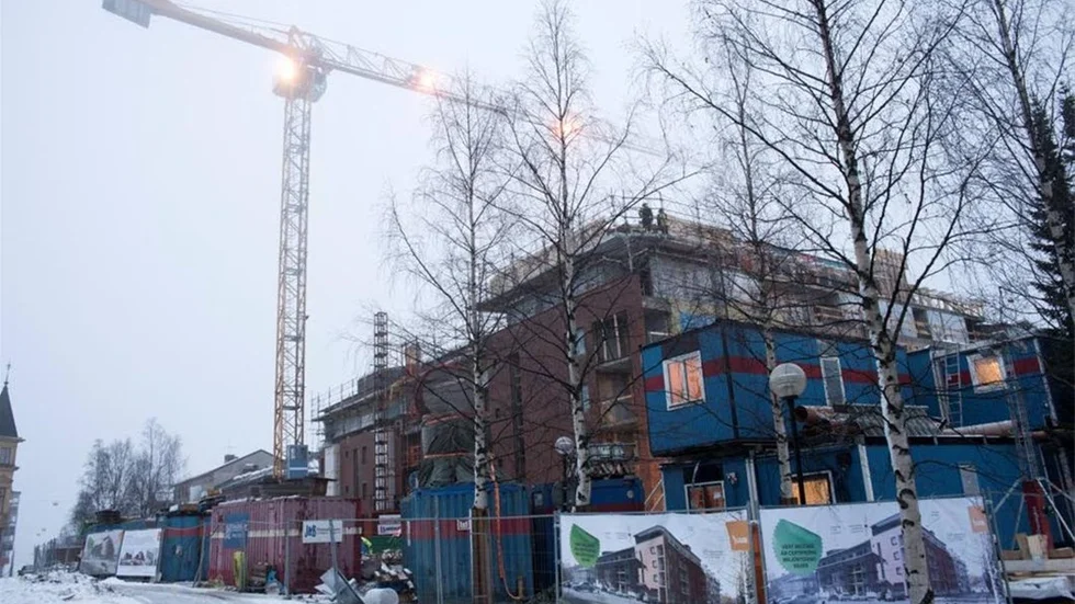 En del arbete kvarstod på tisdagen, när de första lägenheterna från kvarteret Hönan släpptes till Lulebos kö.