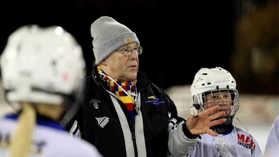 HT Bandys tränare Anders Strömbäck tycker att kommunen borde ge större stöd till laget. ”Det finns bara fem lag som är lika bra”, säger han.