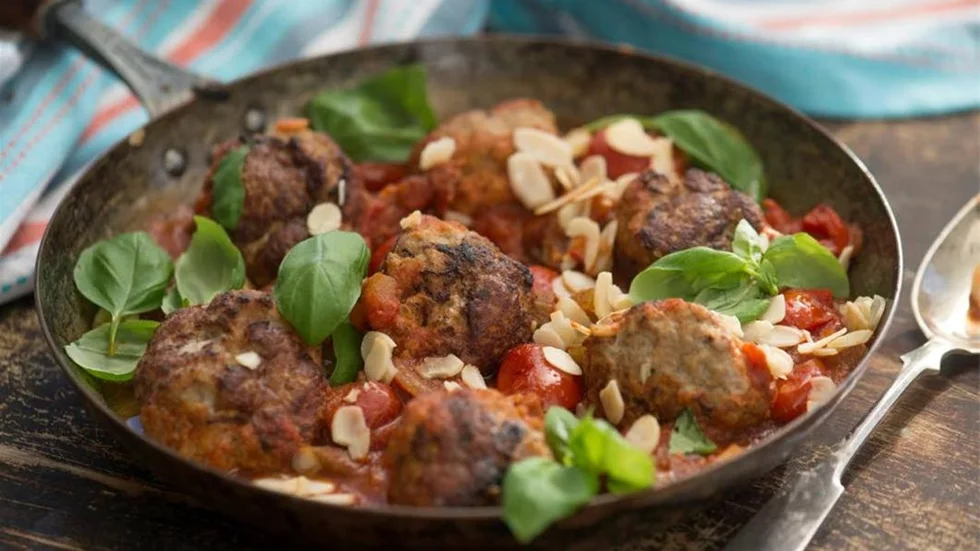 Mandel blir pricken över i den här mustiga tomatsåsen med fenomenalt goda köttbullar.