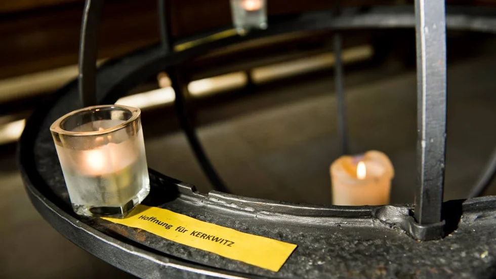 HOPP. Varje dag tänder prästen Mathias Berndt tre ljus i kyrkan - ett vardera för de tre närliggande byarna Atterwasch-Grabko-Kerkwitz som alla hotas av expanderande gruvor.