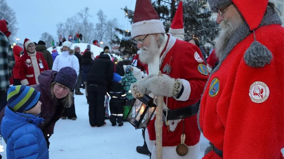 Tomtefesten startade på Vassaratorget där barnen fick möta tomtar från hela världen. Dunder-Tomten Sivert Svensson med brorsan Sven-Erik Svensson från Hälsingland tar emot önskelistor från barnen. 7-årige Vilgot Vesterlund Väppling önskar sig tv-spel.