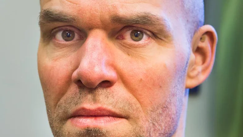 Före: Skådespelaren Josef Säterhagen innan maskeringen till varelsen börjar. Han har rakat av skägg och hår för rollen.