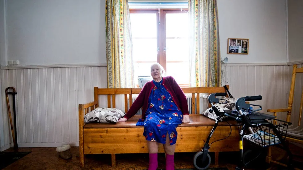 Anna-Maria Fagerbo, 93, på kökssoffan i Lainio.