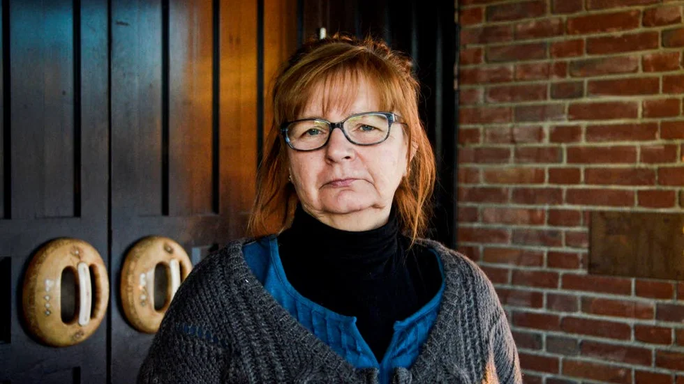 Marita Markusbacka, skyddsombud och lärare på Nya Raketskolan, tycker att hela skolan ska rivas. "Jag tror inte människor förstått hur allvarligt det är", säger hon.