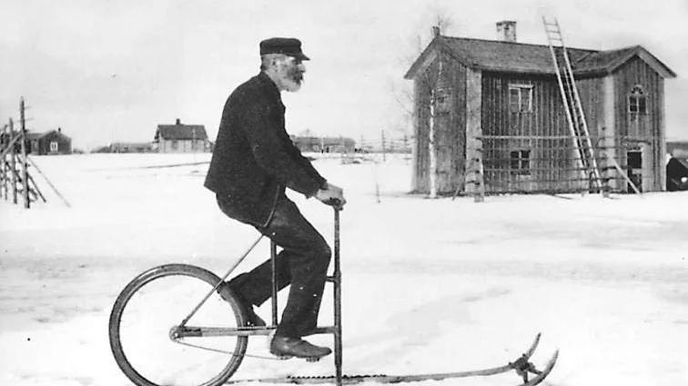 Lokförare Larsson i Malung på sin kombination av spark och cykel från 1903.