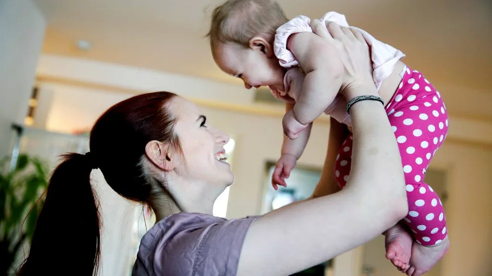 Karoline Kumpulas 7,5 månader gamla dotter gillas att amma. Men Karoline får ta mycket kritik när hon ger dottern mat ute på kaféer.