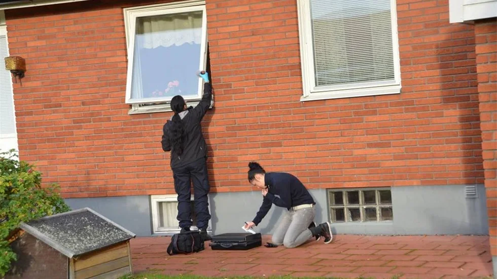 Polisens tekniker säkrade spår vid villainbrotten, och de här spåren har nu kunnat knytas till de misstänkta, hävdar åklagaren.