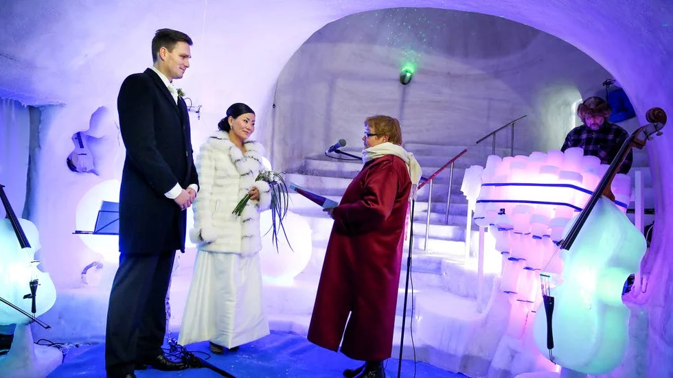 Dagens bröllop i igloon på Gültzauudden mellan Mats Ohlsson och Lisa Wikström med kommunalrådet Yvonne Stålnacke som vigselförrättare. En annorlunda Alla hjärtans dag i kärlekens tecken.