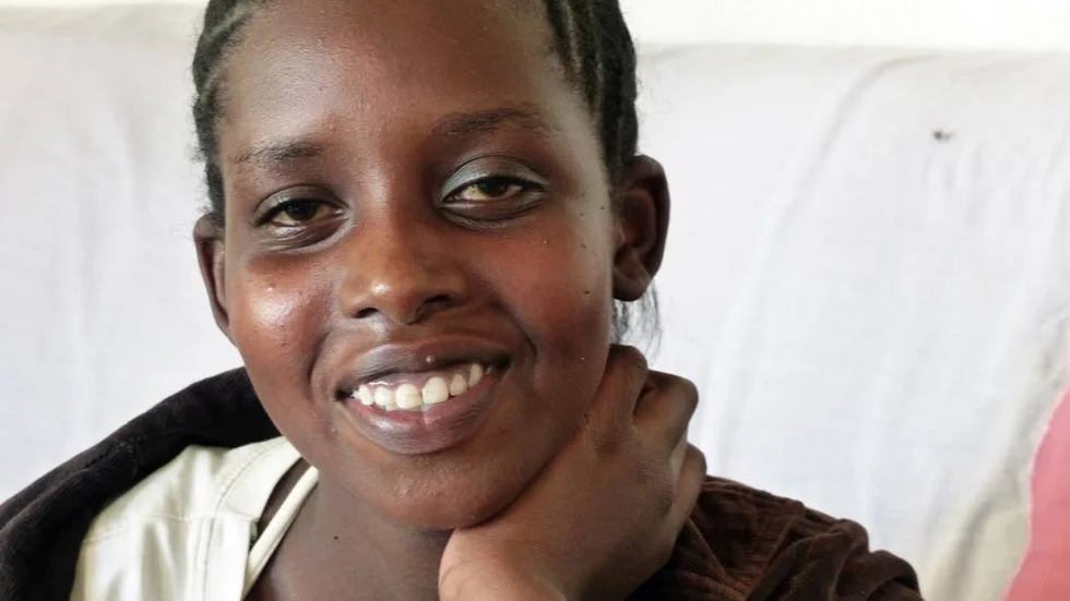 Alice är döv. Trots att skolgången i Kenya ska vara gratis, måste man ändå betala en skolavgift för att gå i en skola anpassad för döva. Lena Andersson har bestämt sig för att stödja Alice genom att betala skolavgifterna.