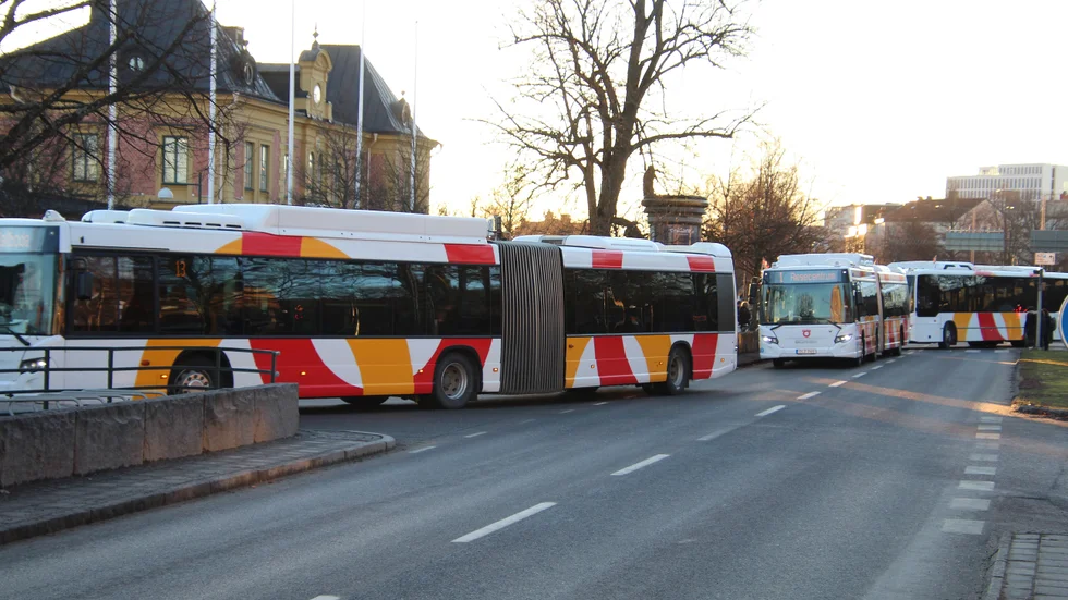 Det var bättre förr, när alla passagerare steg på framme hos busschauffören och betalade där, skriver insändarskribenten. 