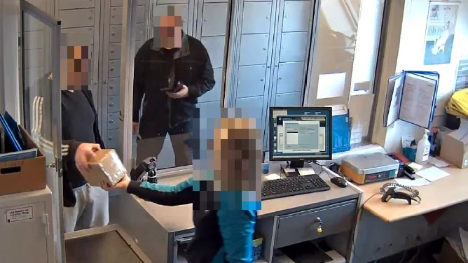 Här hämtar den tidigare näringsidkaren i Vimmerby ut ett paket med 1,5 kilo knark hos Postnords paketutlämning i Vimmerby.
