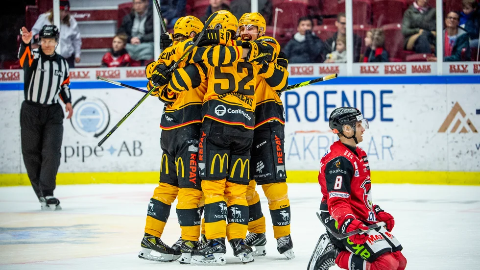 Arvid Lundberg firar segermålet när AIK vann mot Malmö med 5–4.