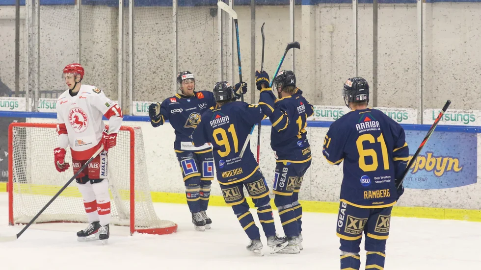 Visby Roma jublar efter ett av målen i den viktiga hemmasegern mot Troja Ljungby.