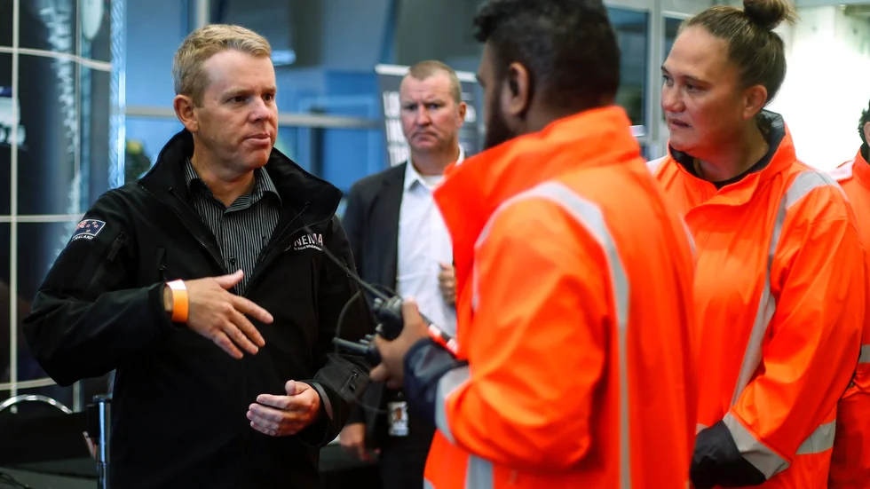 Premiärminister Chris Hipkins, till vänster, besökte räddningsarbetare i Auckland tidigare i veckan.