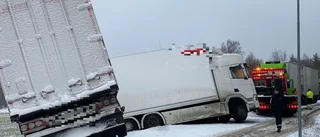 Långtradare vek sig vid infarten till Kronfågel