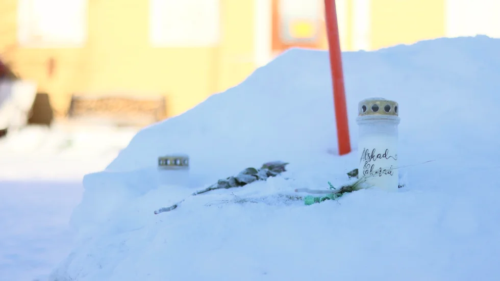 Ljuslyktor har ställts ut vid den misstänkta brottsplatsen.