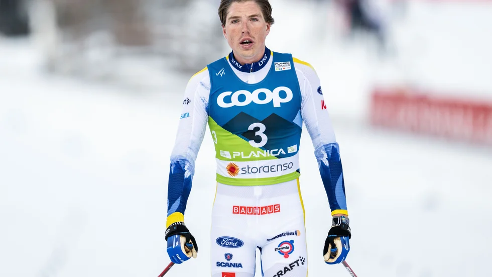 William Poromaa var länge med i täten. Men malmbergetsonen fick till slut nöja sig med en femte plats i skiathlon.