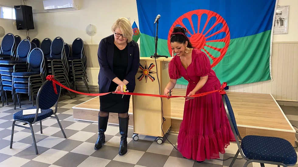 Kommunfullmäktiges ordförande Anna Sotkasiira Wik klipper bandet tillsammans med Magdalena Dimetri på invigning av Romanocenter i lördags.