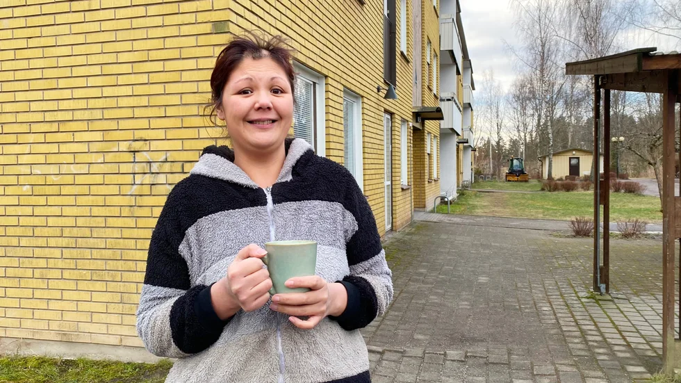 Rozelle Vedberg njuter av frukostkoppen i snålblåsten mellan hyreshusen på Dunderbacksvägen. Omgivningarna med närhet till skog och strövområden får högt betyg.