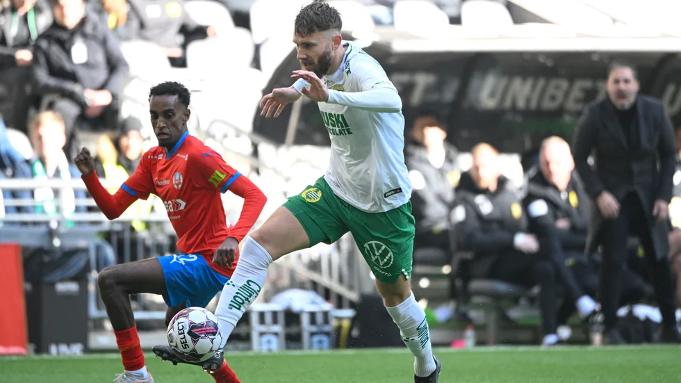 Simon Sandberg, som de senaste åren spelat för Hammarby, återvänder till Häcken. Här i duell med Helsingborgs Taha Ali. Arkivbild.