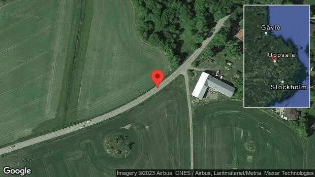 En personbil i singelolycka på väg 633