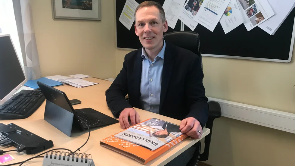 "Vi har ett kvartalsbryt och då skriver jag som förvaltningschef ett brev och bjuder medlemmarna på tårta. Jag ser verkligen ingenting som är dumt med det", säger Gnestas skolchef Johan Skeppstedt. 