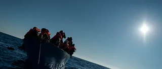 Kring 30 migranter saknas efter räddningsförsök