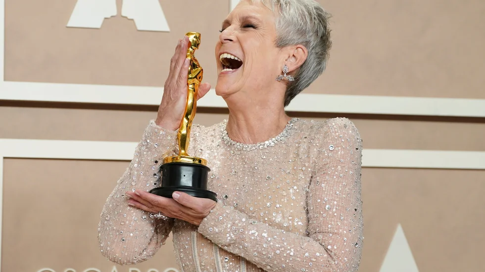 Jamie Lee Curtis hyllade sina skådisföräldrar Tony Curtis och Janet Leigh efter att ha fått sin första Oscar.