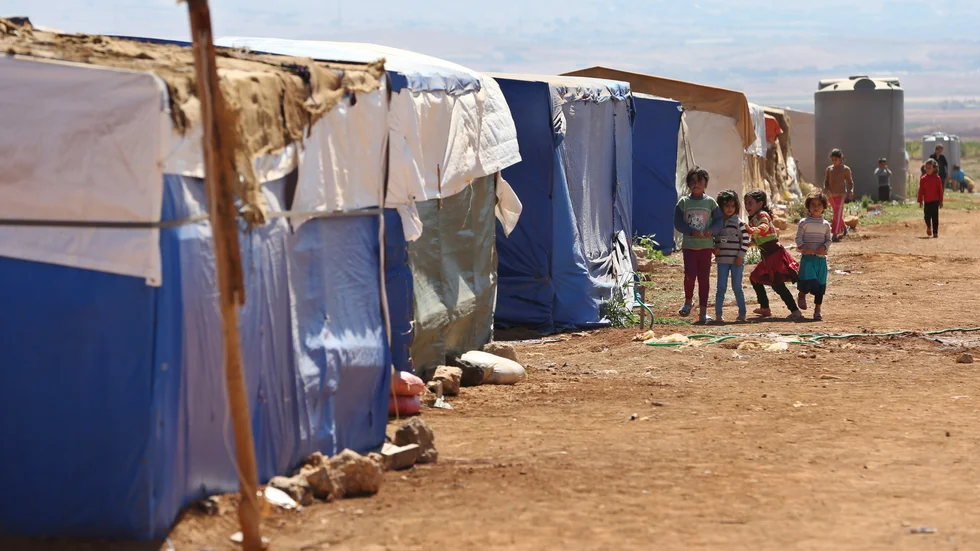 Ett syriskt flyktingläger i Libanon. Människor som bor här borde få en chans till upprättelse och skydd i Sverige. När regeringen kapar i flyktingkvoterna är det sådana människor som drabbas. Särskilt kvinnor och barn.