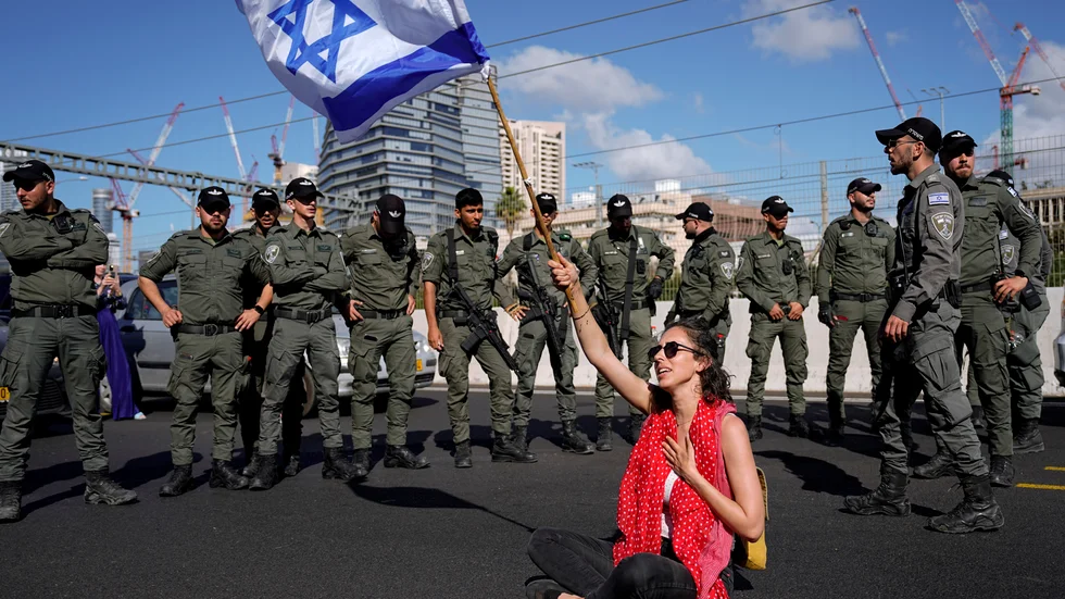 En demonstrant i Tel Aviv, en av många som demonstrerat mot Benjamin Netanyahus regering.