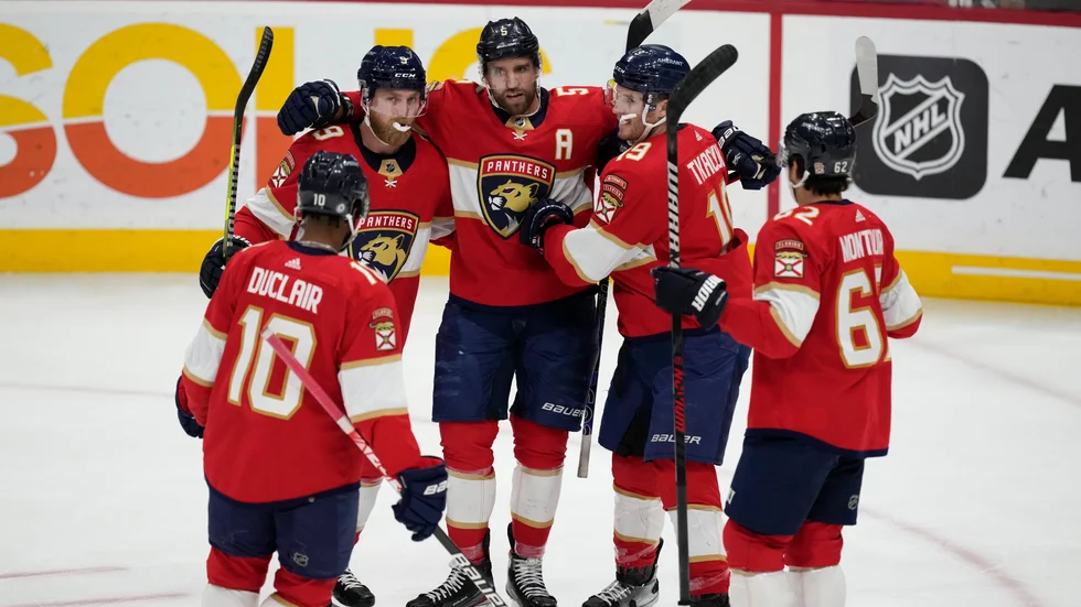 Floridaspelarna firar efter ett av de nio målen som gjordes i matchen mot Montreal natten mot fredag.