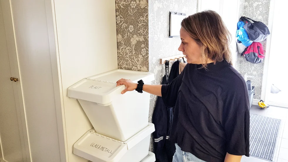 "För att ha koll på återvinningen så har vi som rutin att tömma lådorna fredagar".