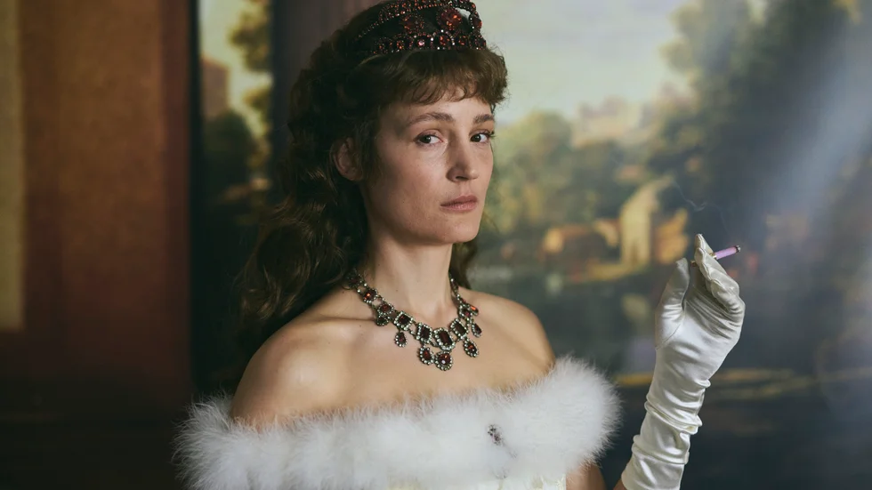 "Korsett" handlar om Elizabeth av Österrike och Ungern (Vicky Krieps). Marie Kreutzers hyllade film skildrar monarkens 40-årskris.