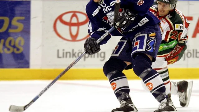 LINKÖPING 20051129 
Andreas Holmqvist tar sig förbi Joel Lundqvist i elitseriematchen i ishockey mellan Linköpings HC och Frölunda i Cloetta Center i Linköping den 29:e november 2005. 
Foto: Stefan Jerrevång / SCANPIX Code 60160