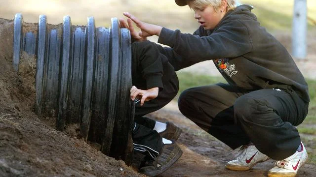 Oscar Thörnman är på väg in och Filip Johansson står på tur att prova tunneln i motorikbanan.