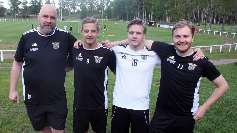 Toppkänning. Tränaren Johan Petersson, spelarna Jacob Samuelsson och Adam Samuelsson och spelande styrelseledamoten Mikael Pettersson njuter av en skön träningskväll på Hellgrenshagen. Idrottsresan har besökt Malmslätts AIK.
